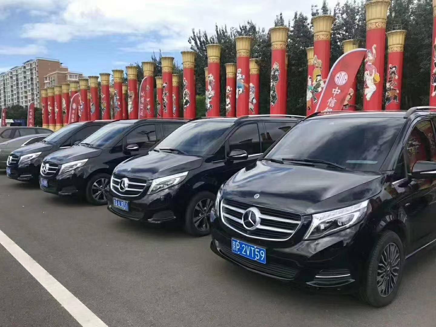 [豪华考斯特在城市中行驶的图片]